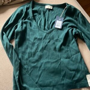 Long sleeve green v neck shirt